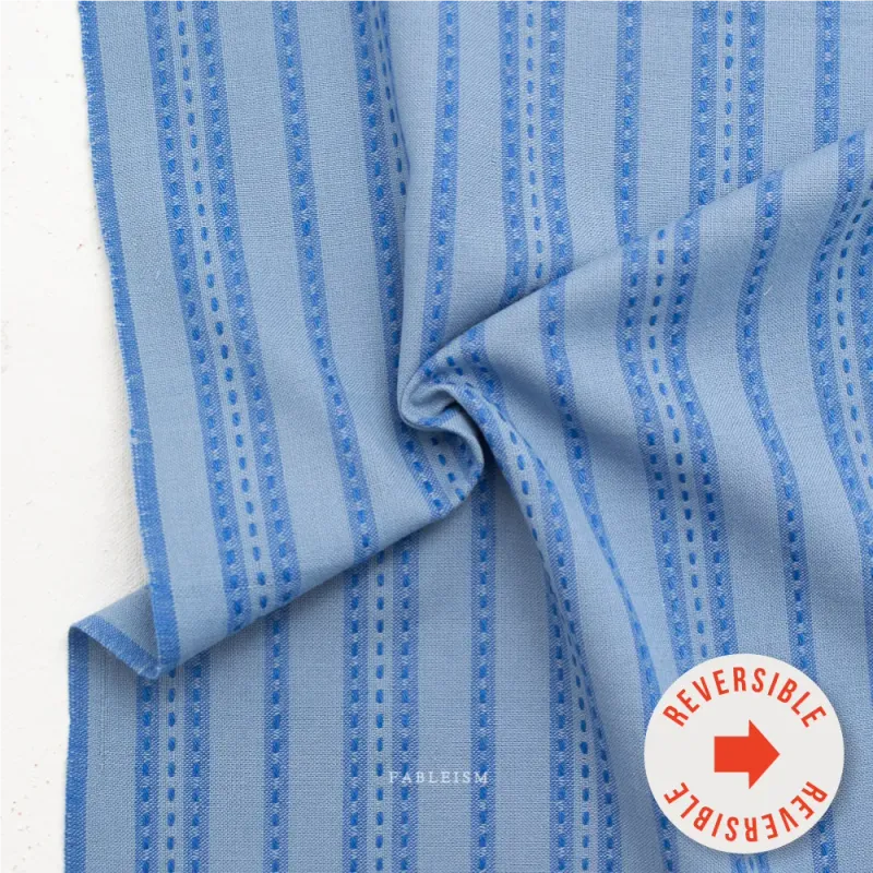 Gewebter Baumwollstoff Stitch Stripe in Blue von Fableism aus der Kollektion Fine and Dandy mit blauem Streifenmuster.