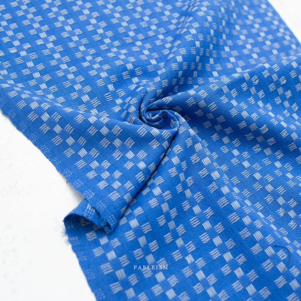 Gewebter Baumwollstoff Basket Weave in Bright Blue aus der Kollektion Fine and Dandy von Fableism mit Korbstruktur-Muster in 