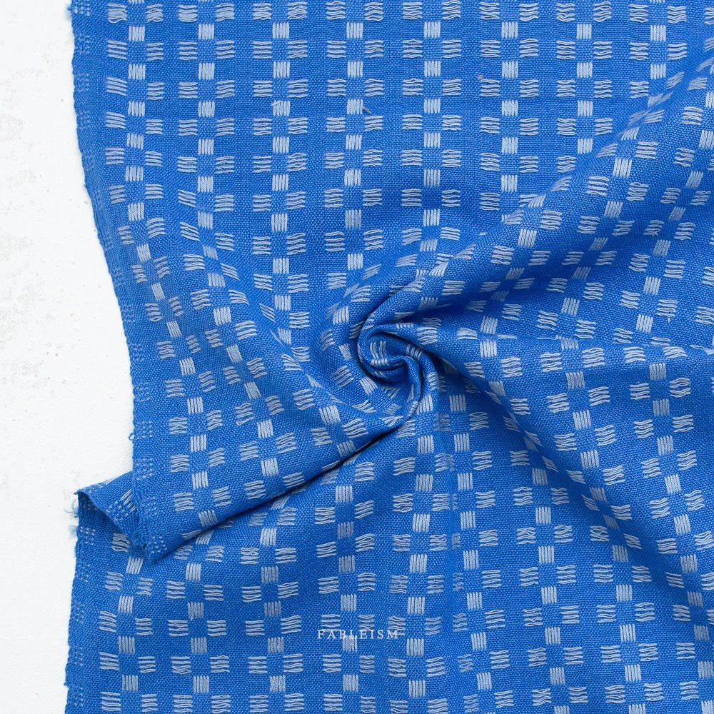 Basket Weave in Bright Blue | Fine and Dandy | Fableism Gewebter Baumwollstoff Basket Weave in Bright Blue aus der Kollektion Fine and Dandy von Fableism mit Korbstruktur-Muster in