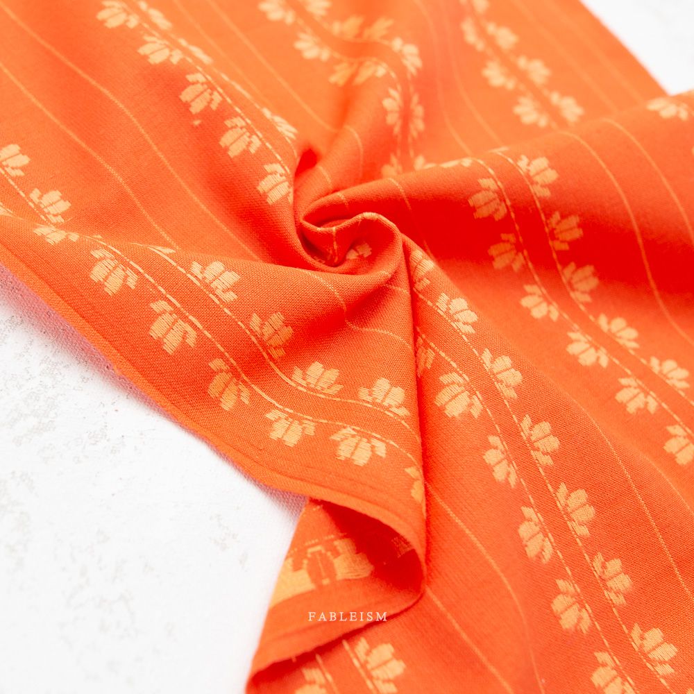 Gewebter Baumwollstoff Deco Stripe in Firecracker aus der Kollektion Fine and Dandy von Fableism mit Streifenmuster.
