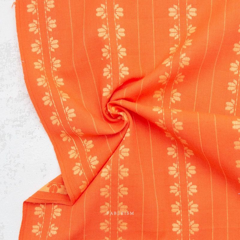 Gewebter Baumwollstoff Deco Stripe in Firecracker aus der Kollektion Fine and Dandy von Fableism mit Streifenmuster.

