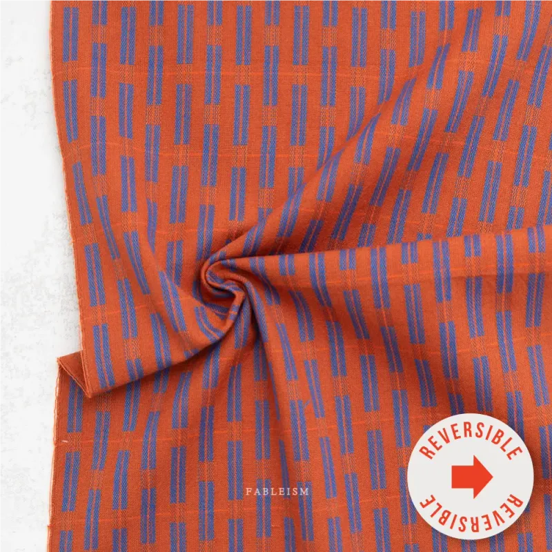 Gewebter Baumwollstoff Formation in Spice aus der Kollektion Fine and Dandy von Fableism mit grafischem Muster.