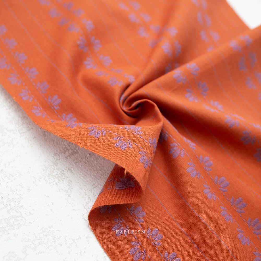 Gewebter Baumwollstoff Deco Stripe in Spice aus der Kollektion Fine and Dandy von Fableism mit grafischem Streifenmuster.
