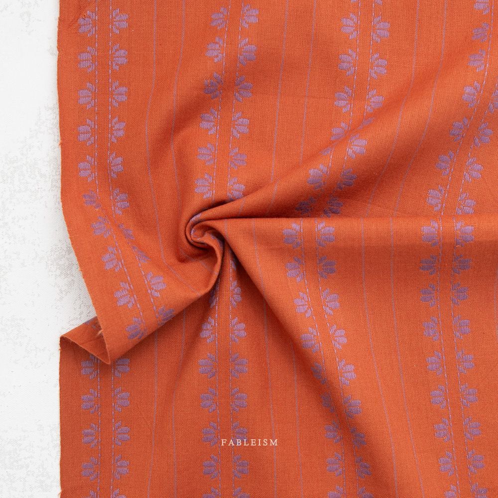 Gewebter Baumwollstoff Deco Stripe in Spice aus der Kollektion Fine and Dandy von Fableism mit grafischem Streifenmuster.