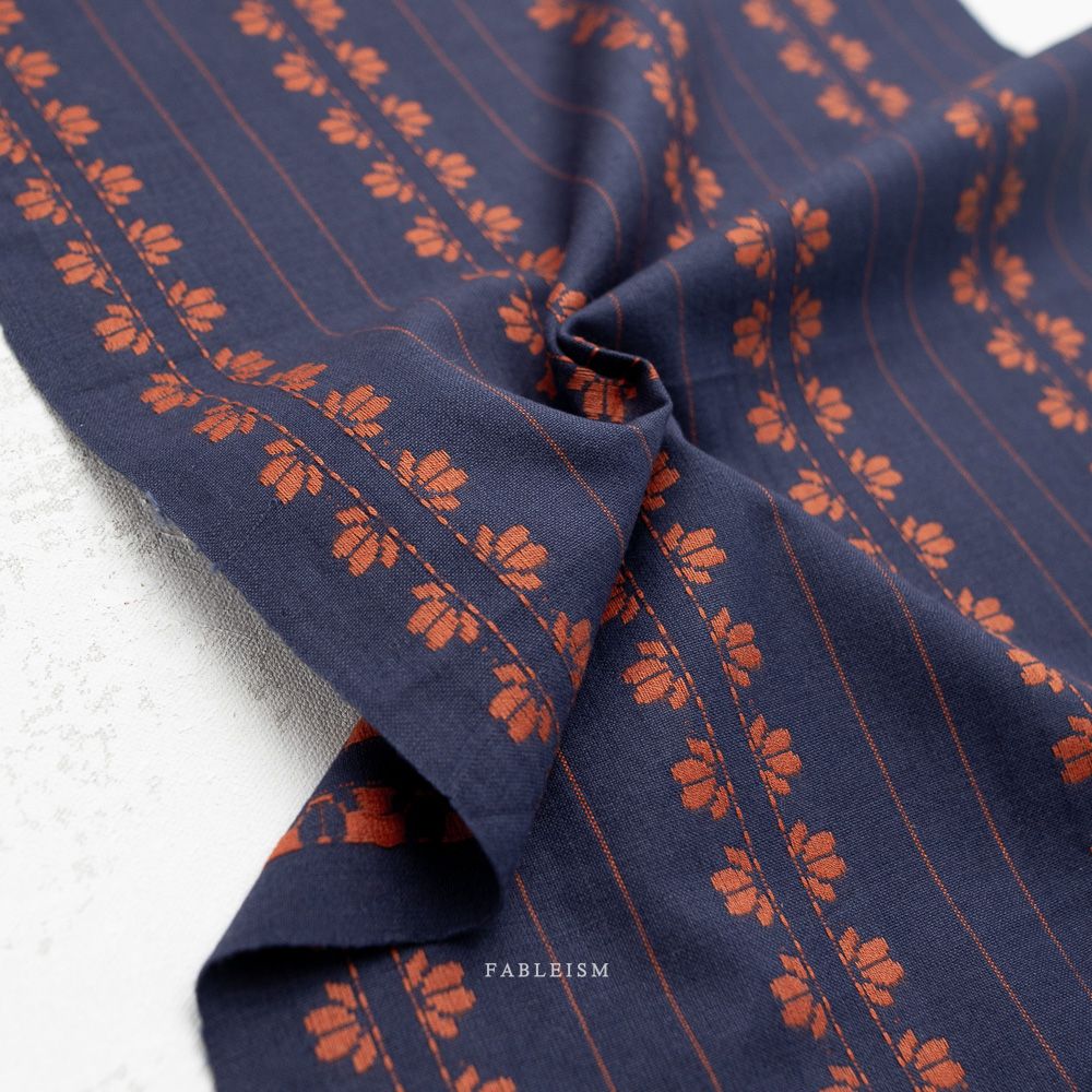 Gewebter Baumwollstoff Deco Stripe in Navy/Spice aus der Kollektion Fine and Dandy von Fableism mit Streifenmuster in Blau.