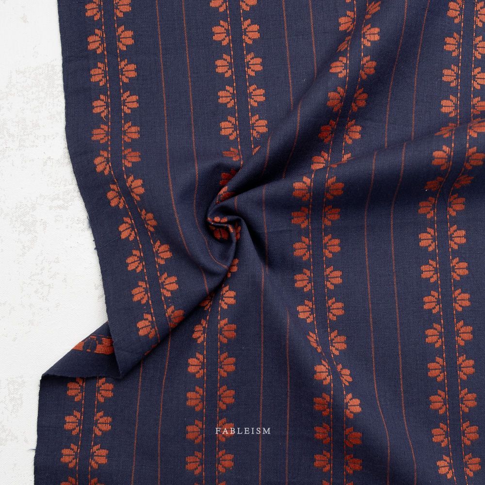 Gewebter Baumwollstoff Deco Stripe in Navy/Spice aus der Kollektion Fine and Dandy von Fableism mit Streifenmuster in Blau.