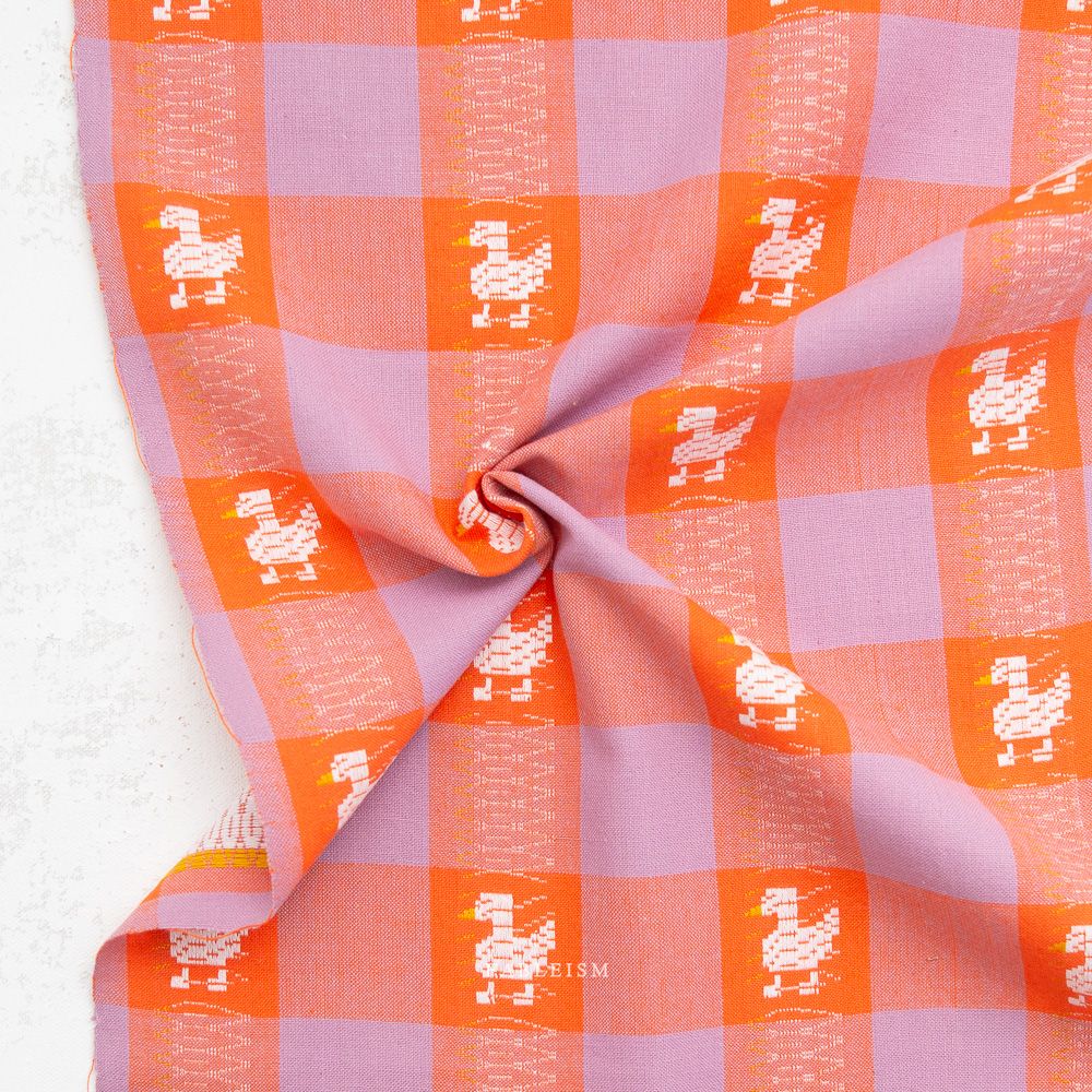 Gewebter Baumwollstoff Duck Duck Goose in Charming aus der Kollektion Fine and Dandy von Fableism mit Karomuster und Enten-/G