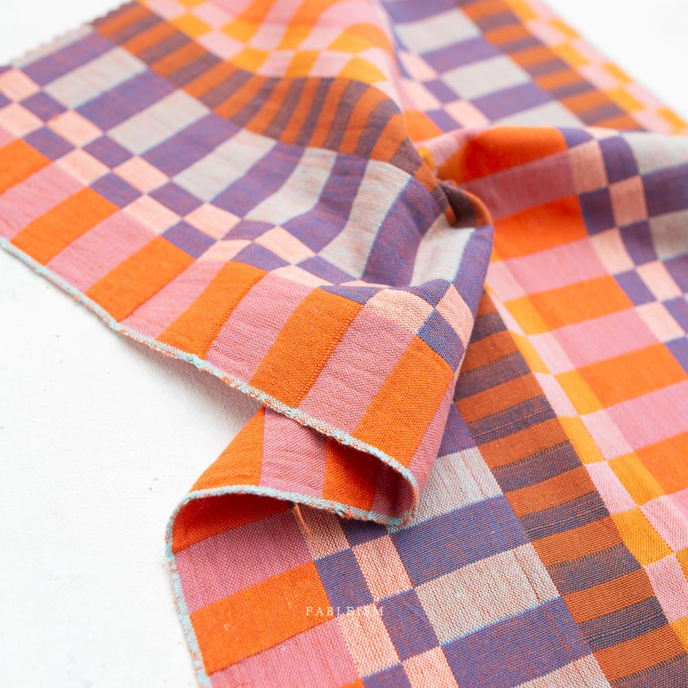 Gewebter Baumwollstoff Broken Stripes in Plenty aus der Kollektion Fine and Dandy von Fableism mit unterbrochenem Streifenmus