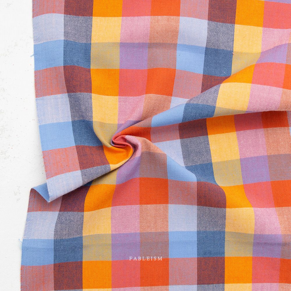 Gewebter Baumwollstoff 1 Inch Happy Checkers in Cornucopia aus der Kollektion Fine and Dandy von Fableism mit kleinem Karomus