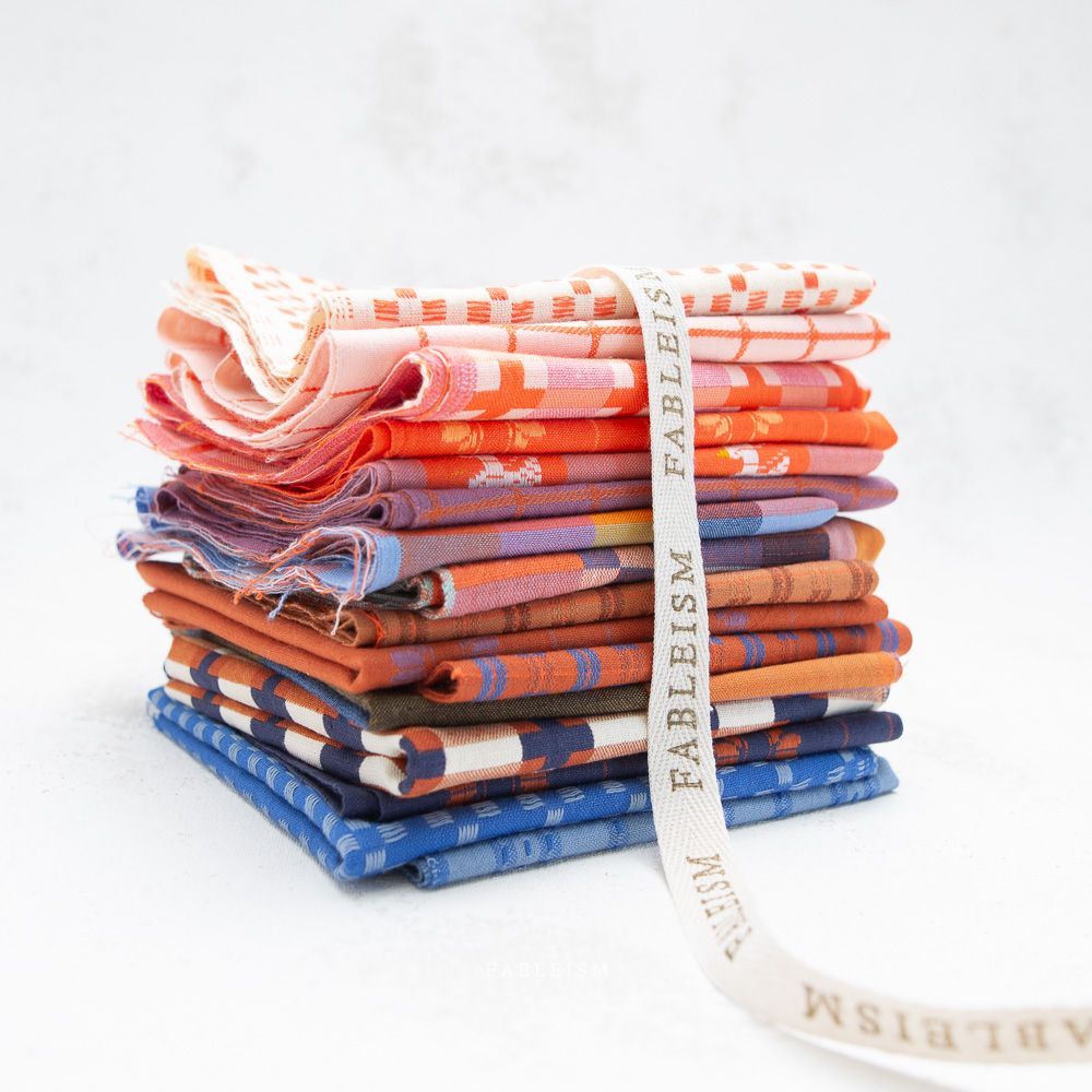FQ- & Halbmeter-Bundle | Fine and Dandy | Fableism Fine and Dandy Bundle von Fableism mit 16 gewebten Baumwollstoffen in Karos, Streifen, grafischen Mustern und Entenmotiven.