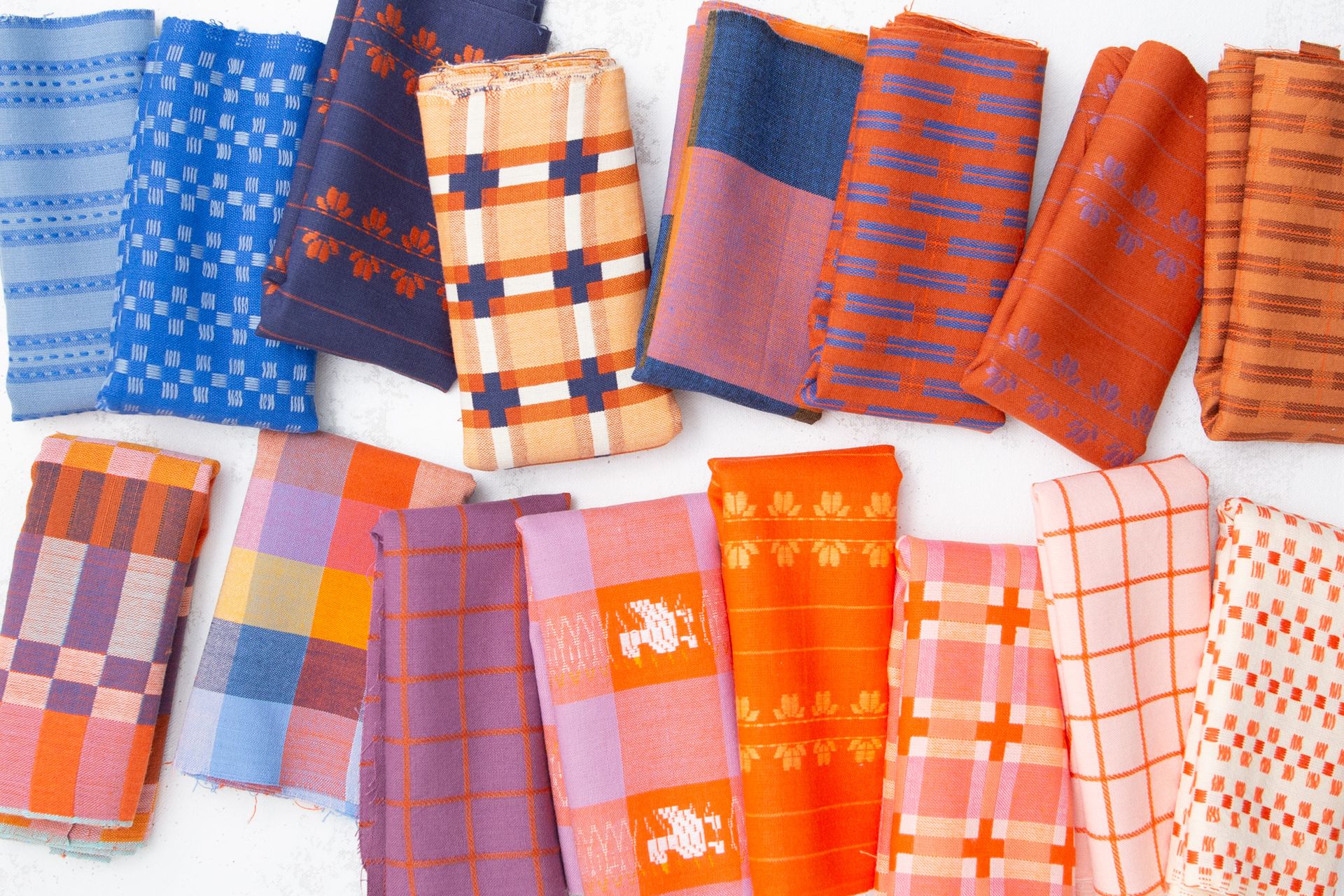 Fine and Dandy Bundle von Fableism mit 16 gewebten Baumwollstoffen in Karos, Streifen, grafischen Mustern und Entenmotiven.