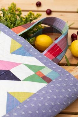 Birds in Blue Jay -Picnic Wovens - Art Gallery Fabrics, garngefärbt mit kleinen hellen Vogelmotiven auf blau-violettem Grund.