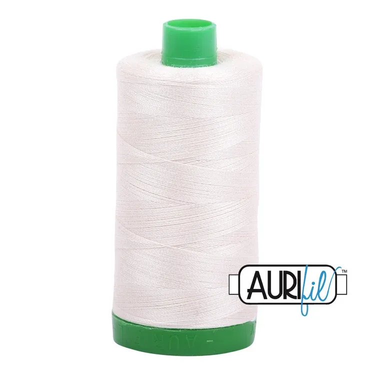 Aurifil Quiltgarn 40wt | No. 2309 – Silver White | 1.000 m Aurifil Quiltgarn 40wt | No. 2309 – Silver White | 1.000 m