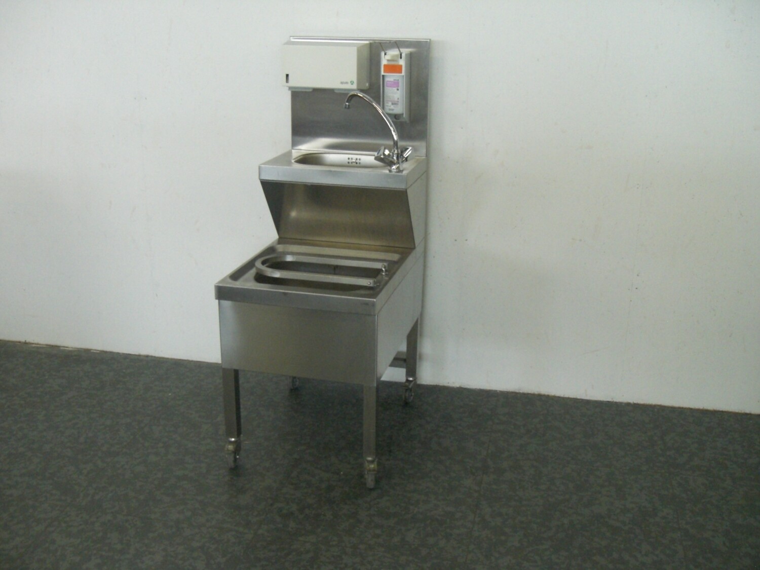 Waschbecken mit Boiler 50 cm