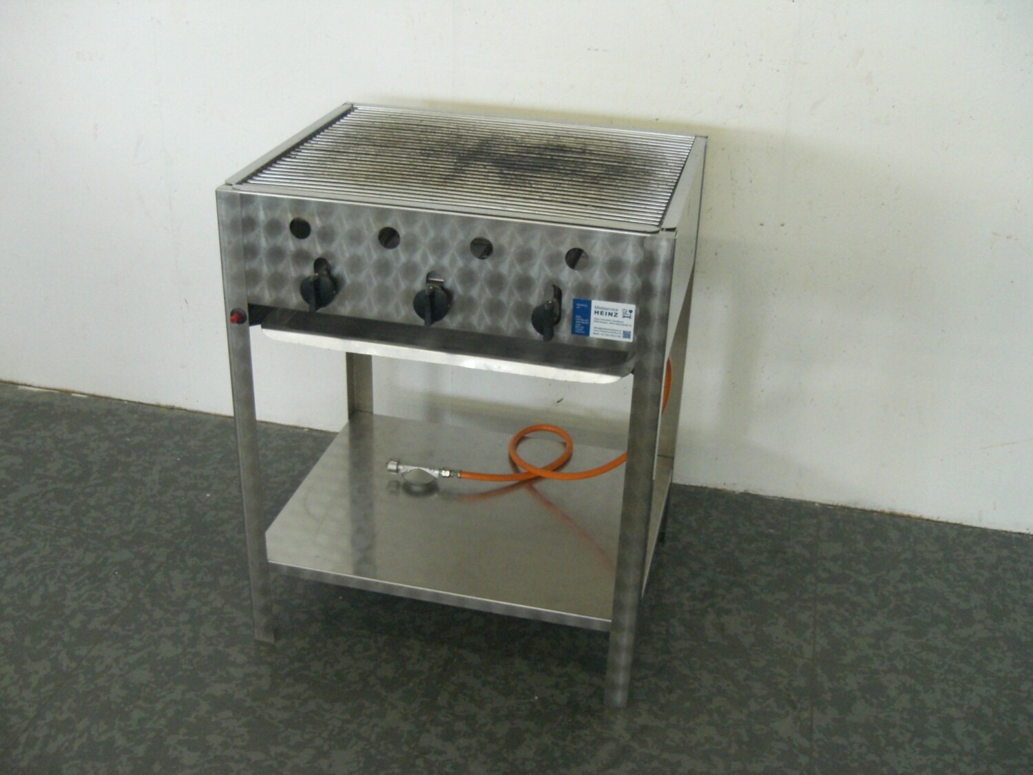 Gasgrill mit Rost (Standgerät)