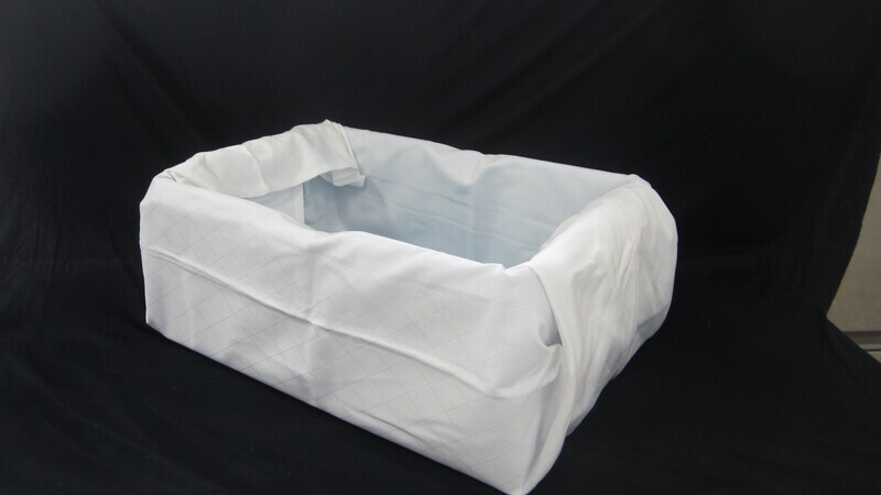 Kühlbox mit Tischdecke und Eiswürfel