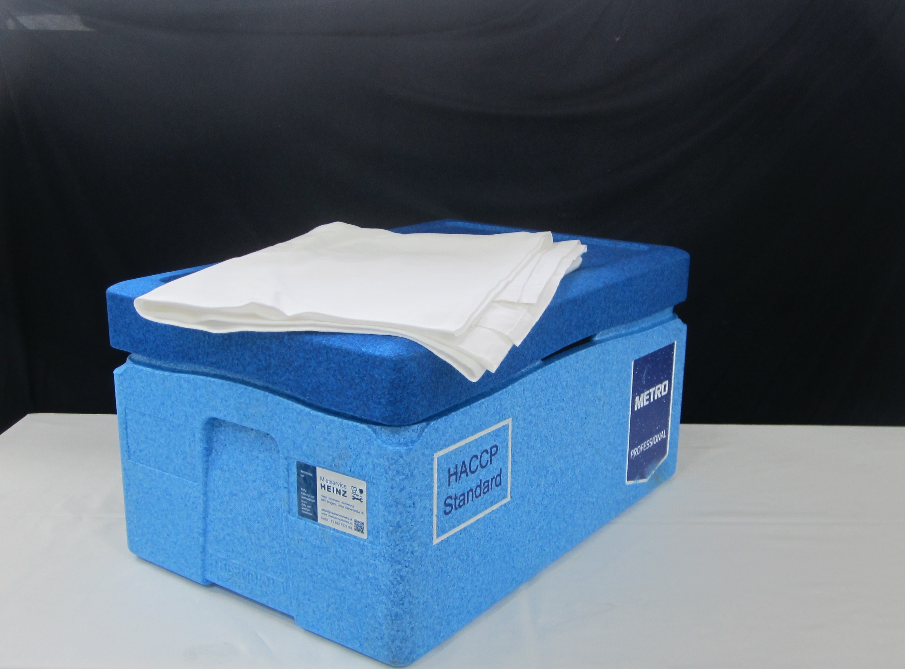 Kühlbox mit Tischdecke und Eiswürfel