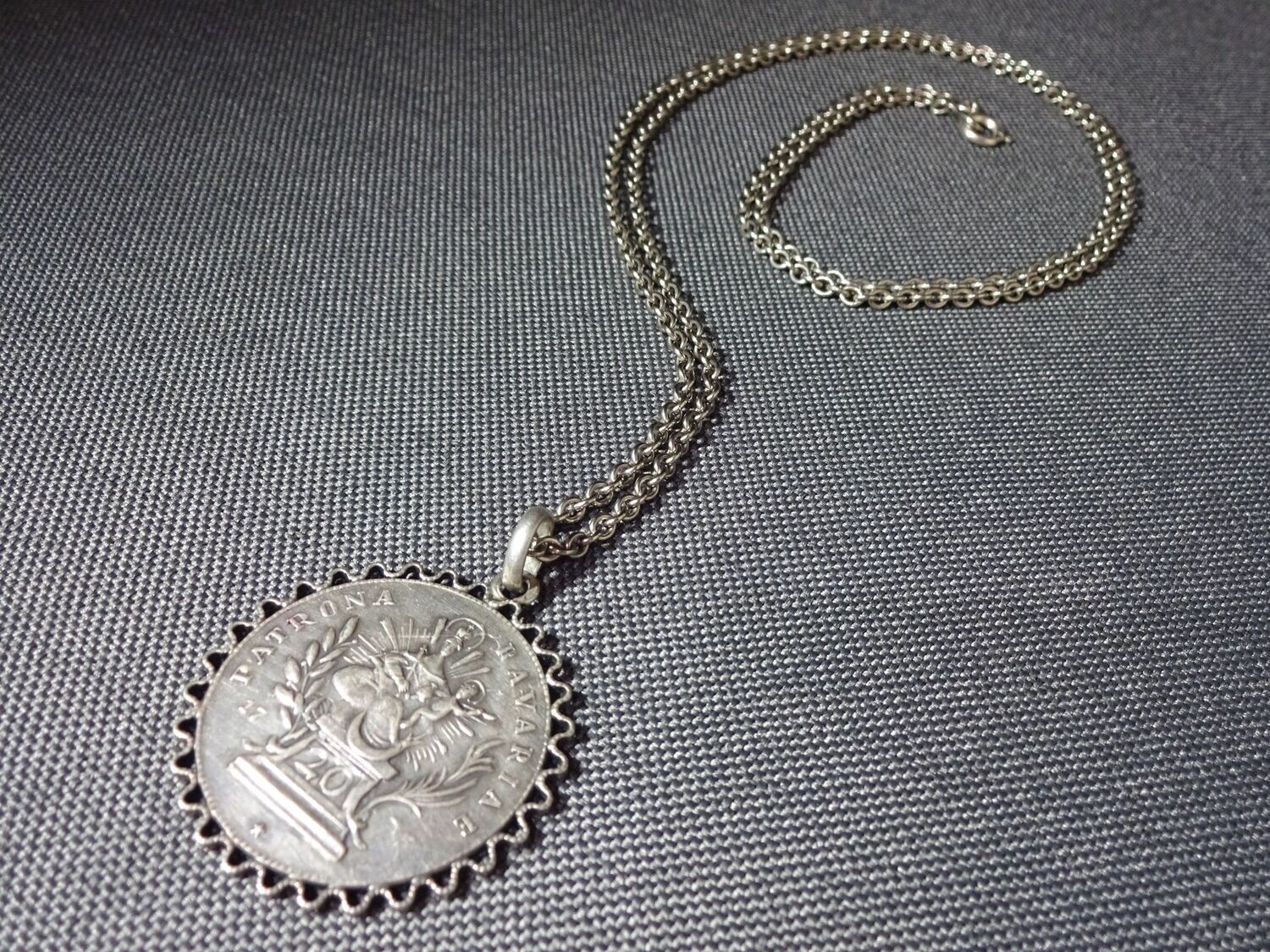 Silberkette Silbermünze Anhänger 20 Kreuzer Maria Jesus Madonna Patrona Bavaria 71,5 cm Halskette Nachprägung Silberkette Silbermünze Anhänger 20 Kreuzer Maria Jesus Madonna Patrona Bavaria 71,5 cm Halskette Nachprägung