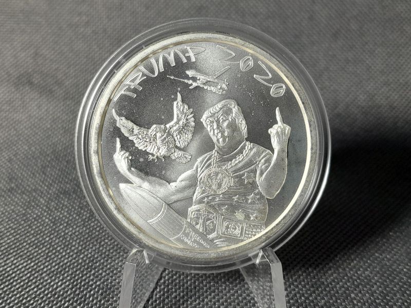 Silbermedaille USA 2020 President Donald J. Trump Mittelfinger Freedom Is Coming Silver Shield 1 Oz Silbermedaille USA 2020 President Donald J. Trump Mittelfinger Freedom Is Coming Silver Shield 1 Oz