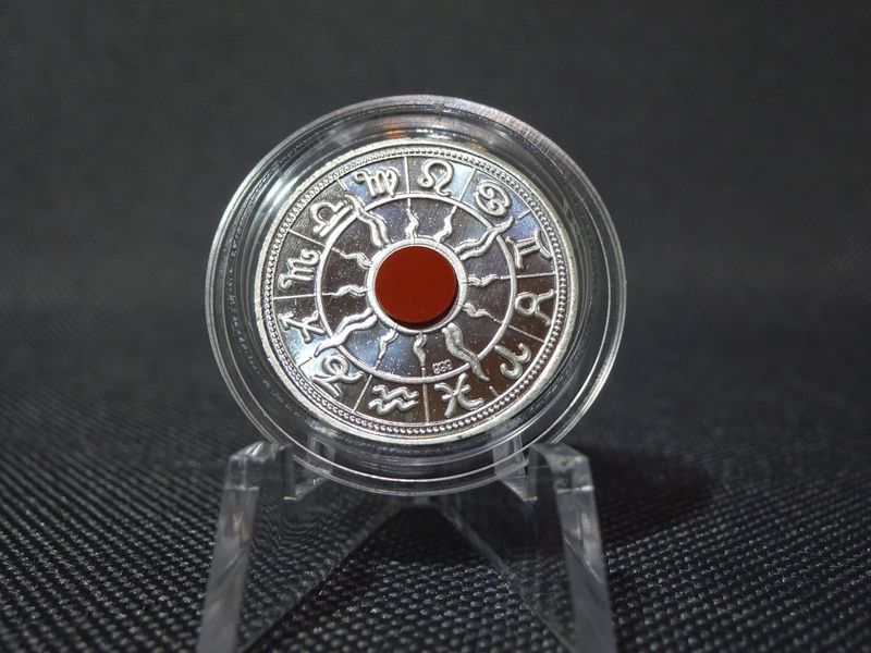 Silbermedaille Waage Sternzeichen Roter Knopf Tierkreiszeichen Balance