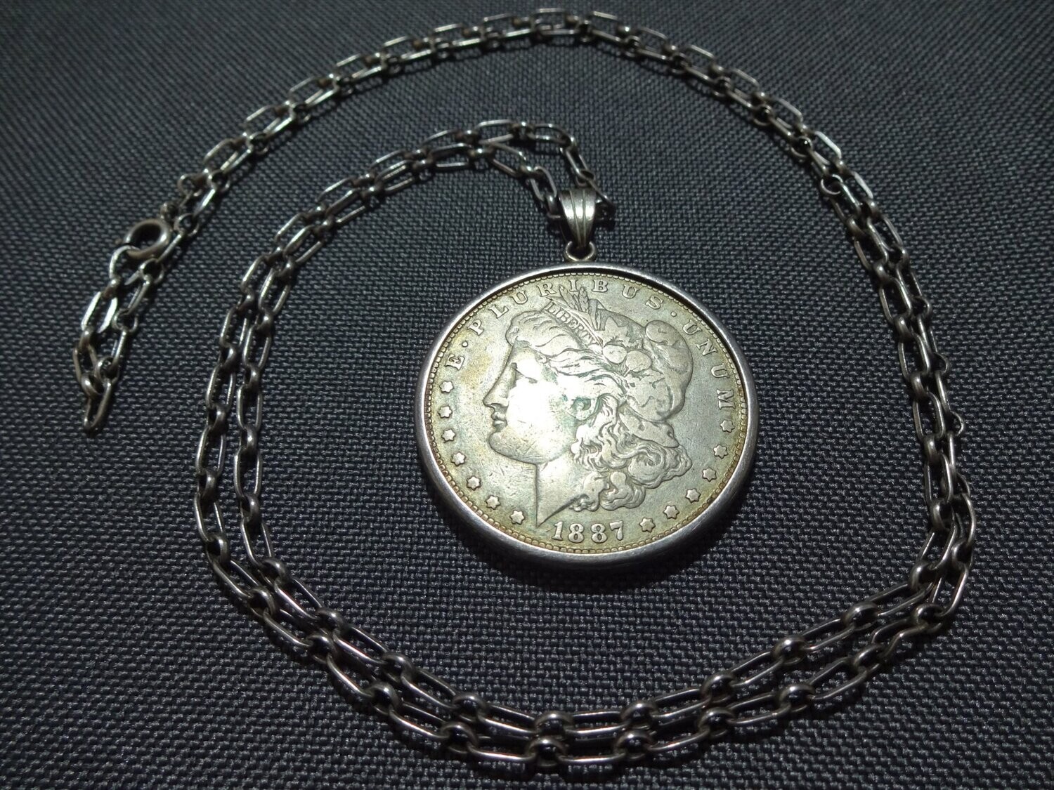 Silbermünze Silberkette USA 1887 O 1 Morgan Dollar Halskette Liberty Anhänger Eagle Patina Silbermünze Silberkette USA 1887 O 1 Morgan Dollar Halskette Liberty Anhänger Eagle Patina