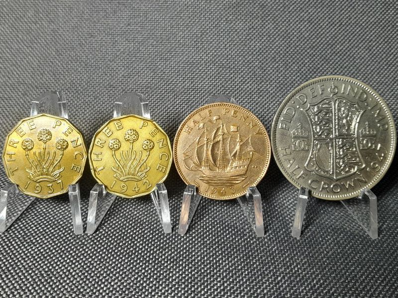 Münzen Set England 1937 1942 1943 1947 3 Pence 1/2 Half Penny Crown König George VI. Erhaltung! Münzen Set England 1937 1942 1943 1947 3 Pence 1/2 Half Penny Crown König George VI. Erhaltung!