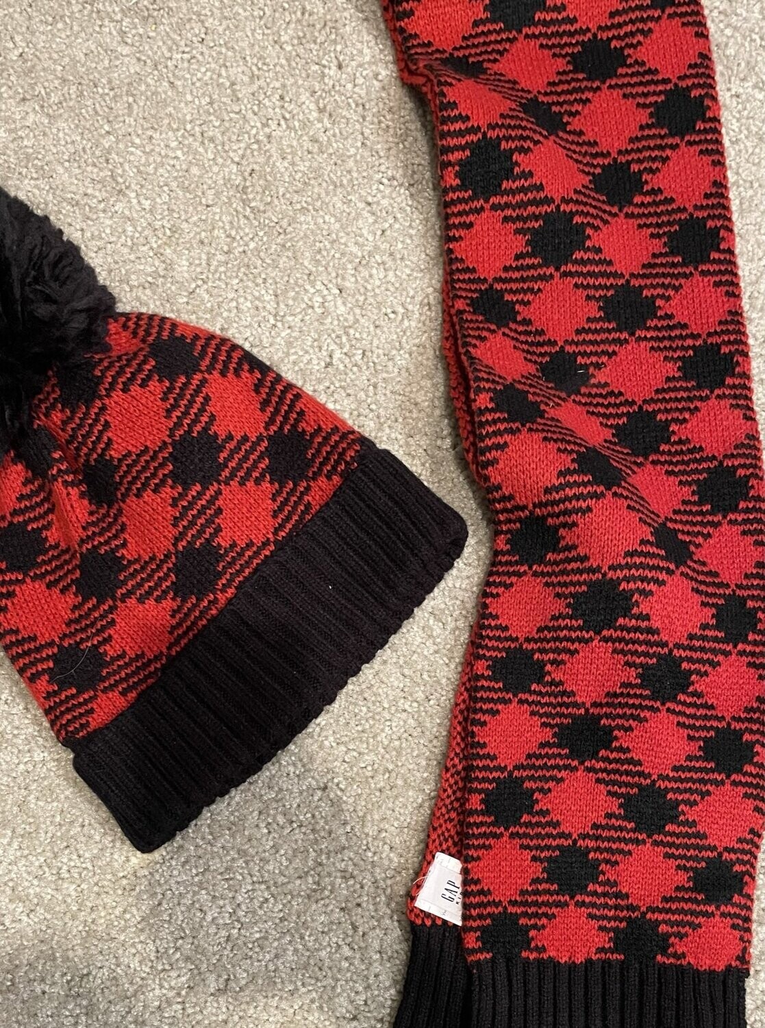 Hat & Scarf Sets, Option: Gap Red & Black