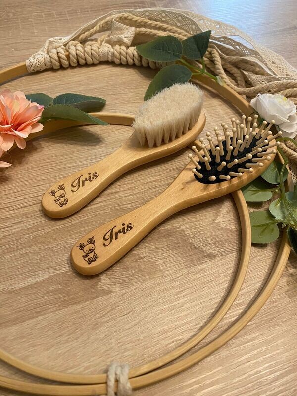 Deux brosses en bois naturel