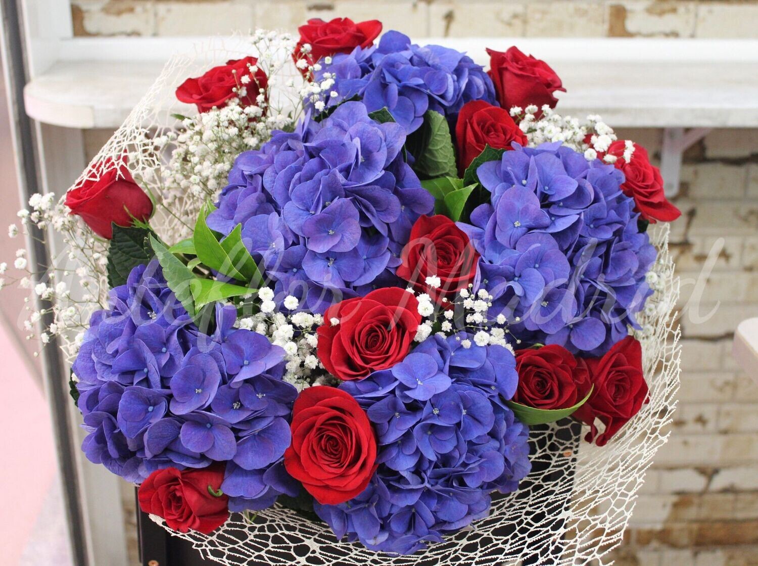 Ramo de hortensias y rosas