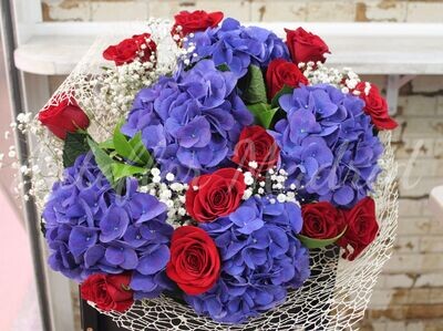 Ramo de hortensias y rosas