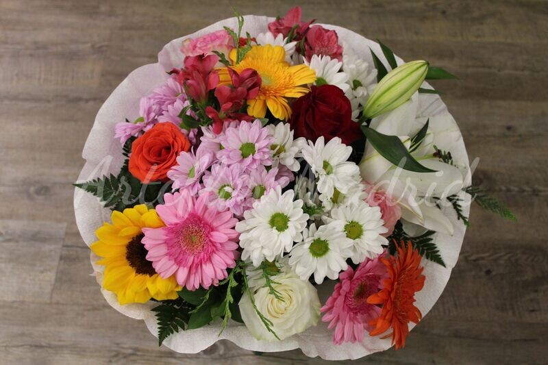 Ramo de flores colores  fascinantes. 