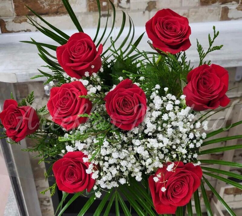 Ramo de 8 rosas con 2 tallos de paniculata