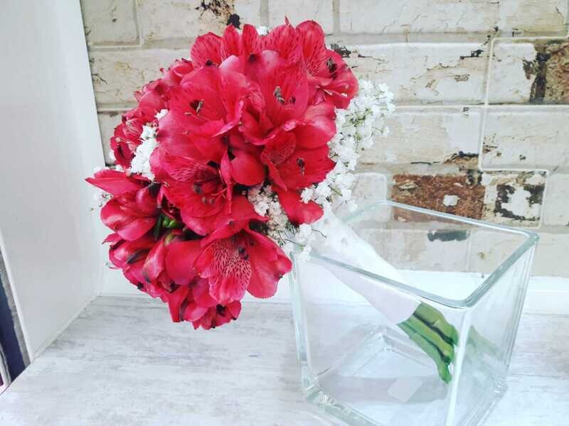 Ramo de novia de astromelias rojas