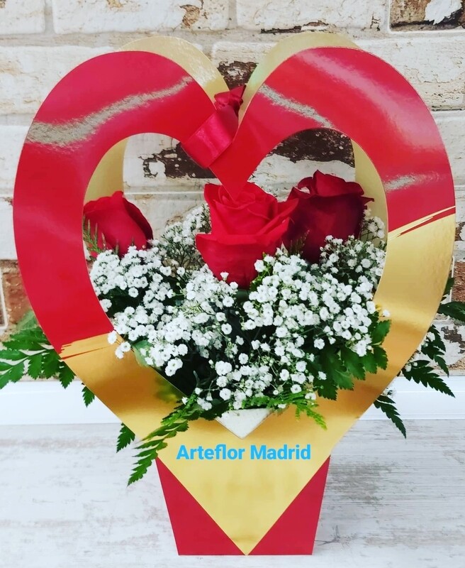 Rosas 3 decorada en caja corazón y paniculata