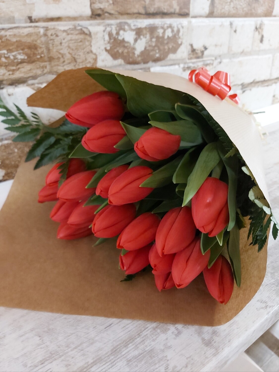 Paquete de tulipanes de 10 unidades blanco o rojos