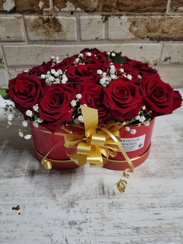 Rosas 12 más caja corazón y  esponja