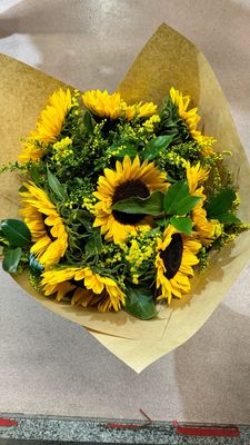 Ramo de 8 girasoles y solidago