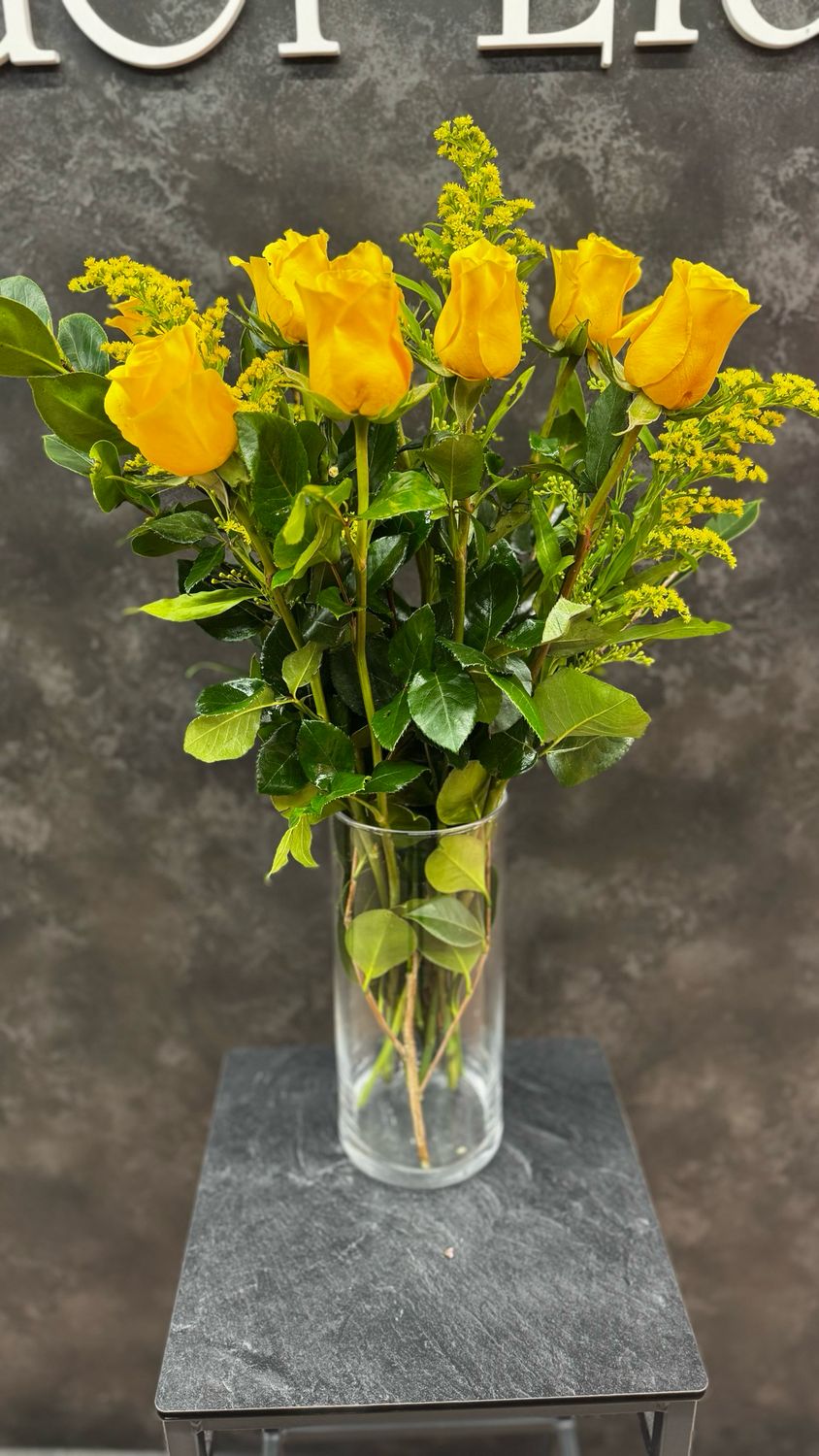 8 Rosas amarilla con solidago 8 Rosas amarilla con solidago