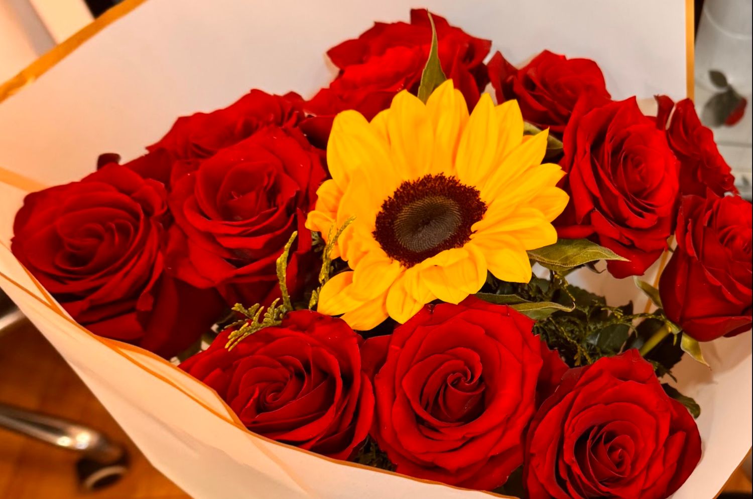 12 Rosas rojas y un girasol