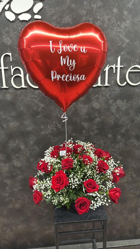 Centro de 25 Rosas rojas y Paniculata, sin globos.
