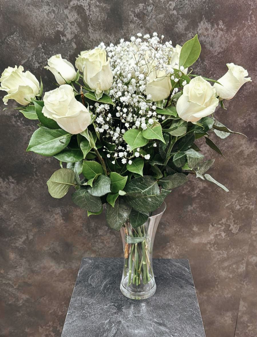 Ramo de 12 rosas blancas y Paniculata