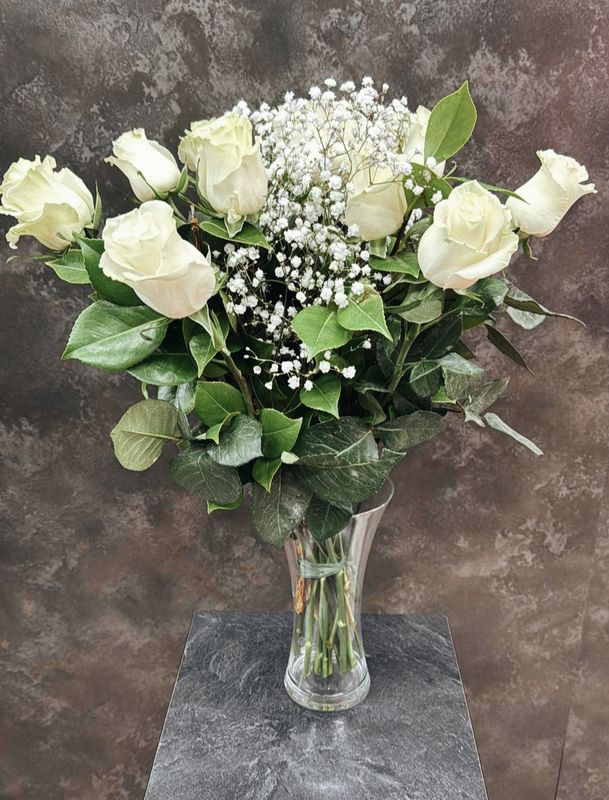 Ramo de 12 rosas blancas y Paniculata