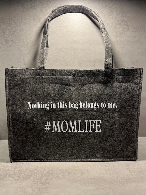 Vilten tas - Antraciet - "Nothing in this bag belongs to me #MomLife"
