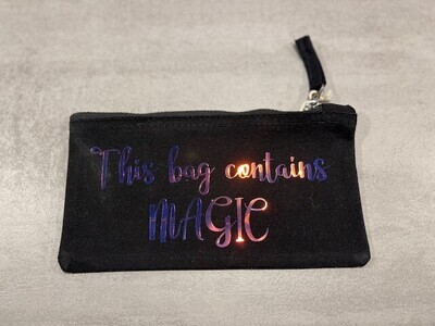 Etui (S) Zwart "This bag contains magic" - Kies je eigen letter kleur!