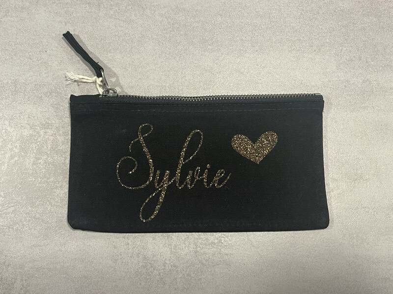 Etui (S) met naam Zwart - Kies je eigen letter kleur!