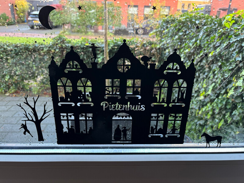 Statische Raamsticker Pietenhuis Groot