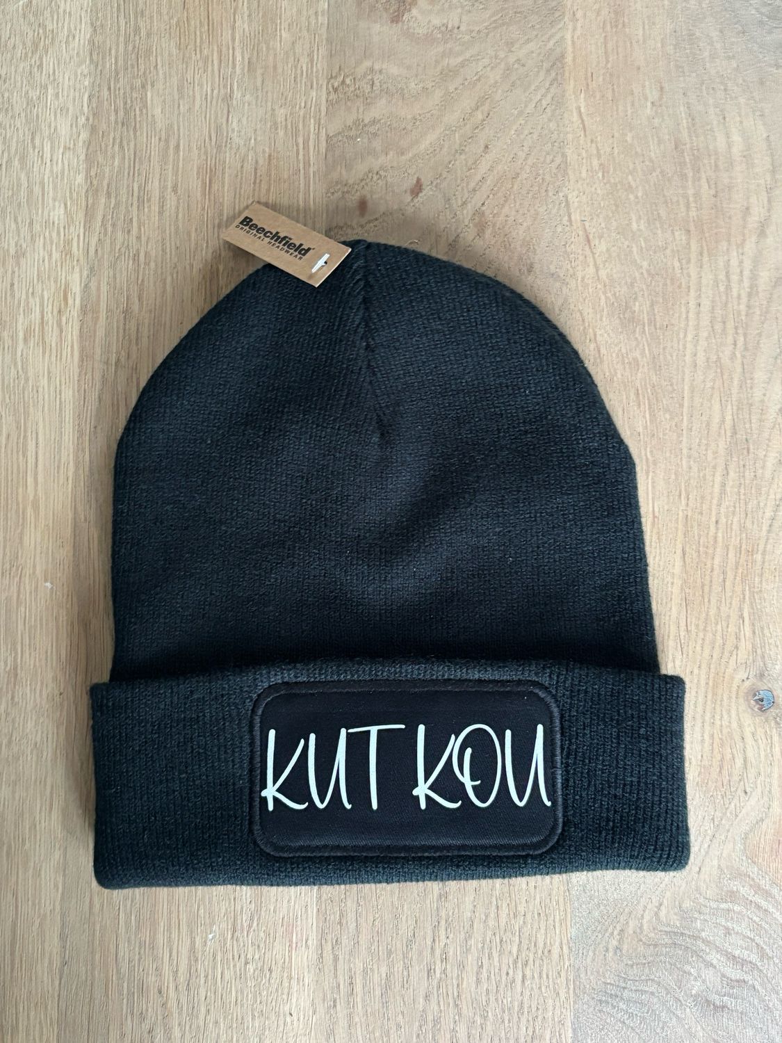 Muts / Beanie zwart met tekst Kut Kou witte letters