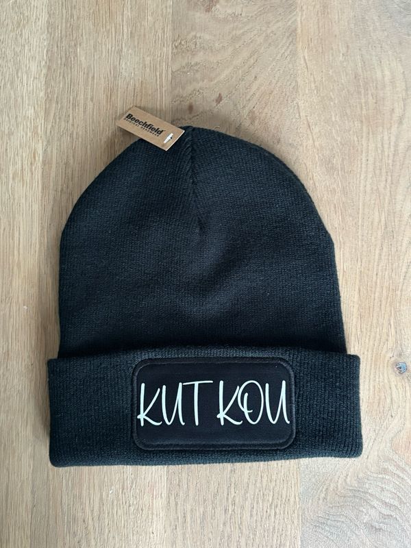 Muts / Beanie zwart met tekst Kut Kou witte letters