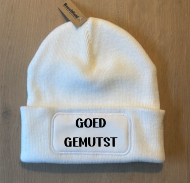 Muts / Beanie Wit met tekst Goed Gemutst zwarte letters