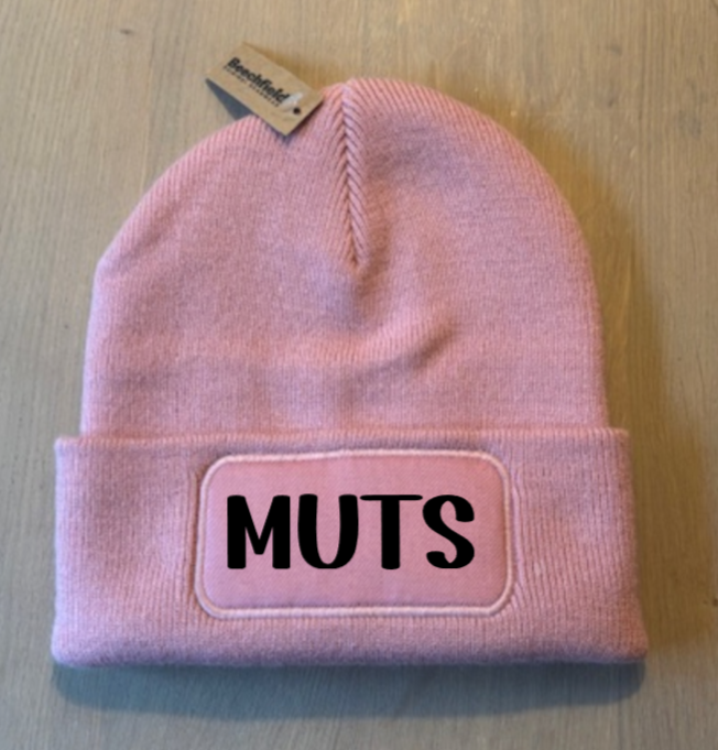 Muts / Beanie Roze met tekst MUTS zwarte letters